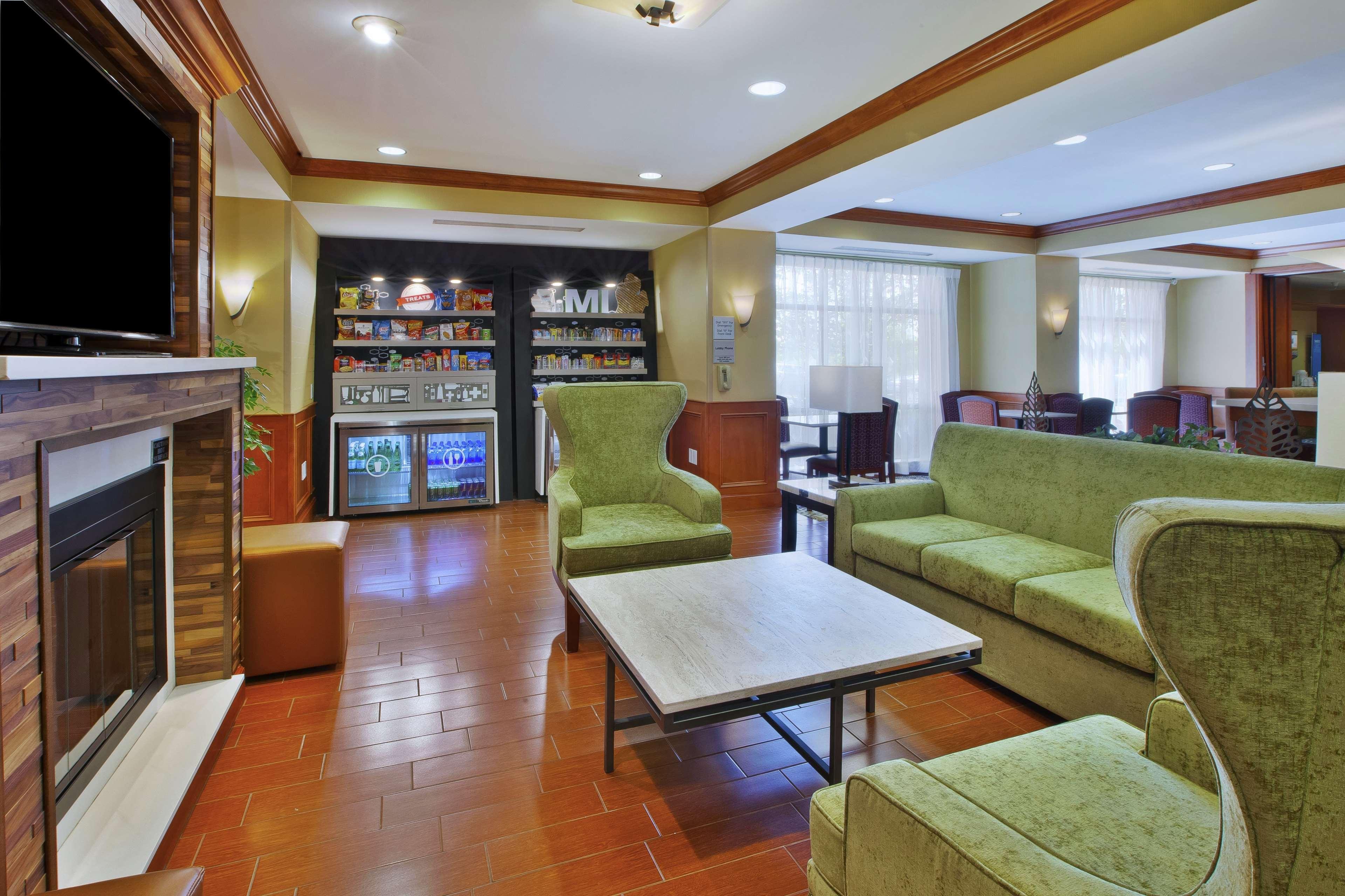 Hampton Inn Commerce/Нови Экстерьер фото